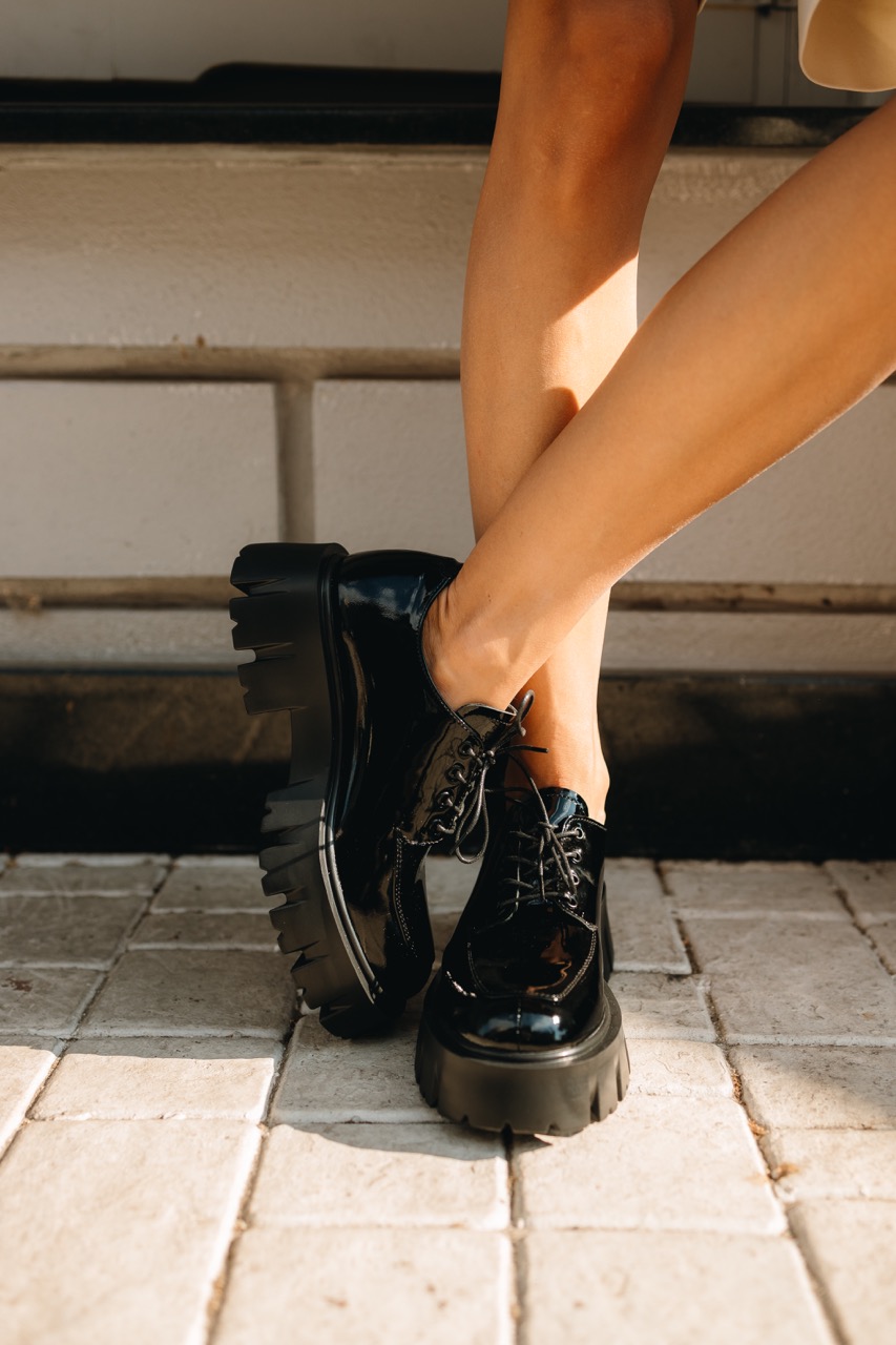 Брогі з лакової шкіри