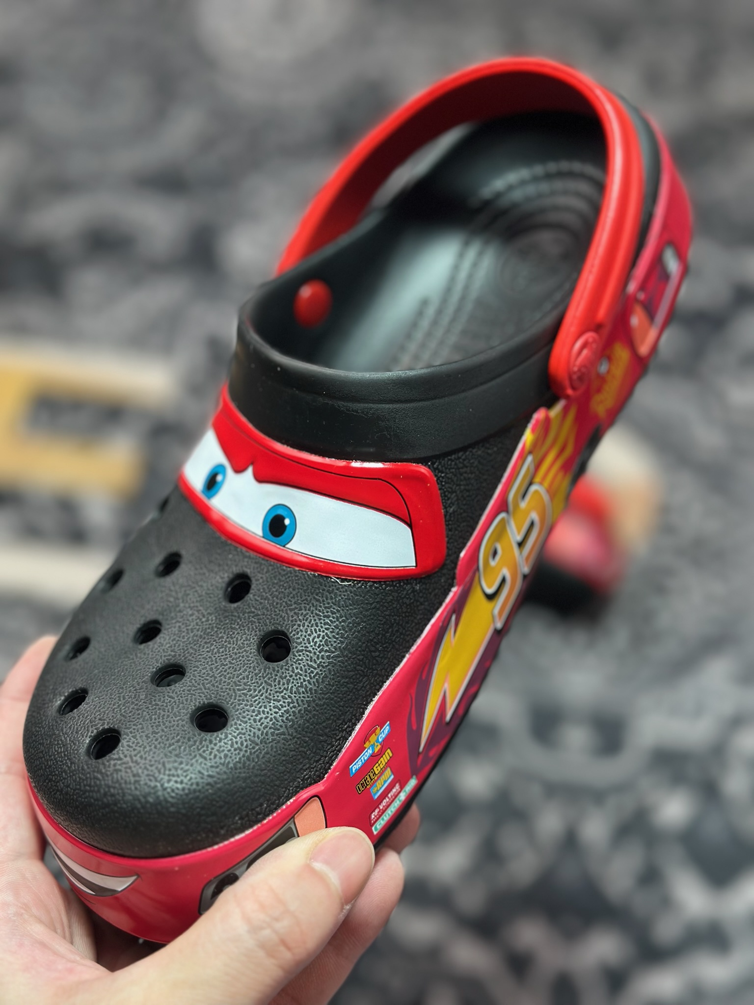 Crocs Classic Bayaband Clogs Sandals Fun Lab Lightning McQueen Seria z szerokimi paskami Klasyczne sandały Clog Collaboration Black and Red Lightning McQueen 206472-001