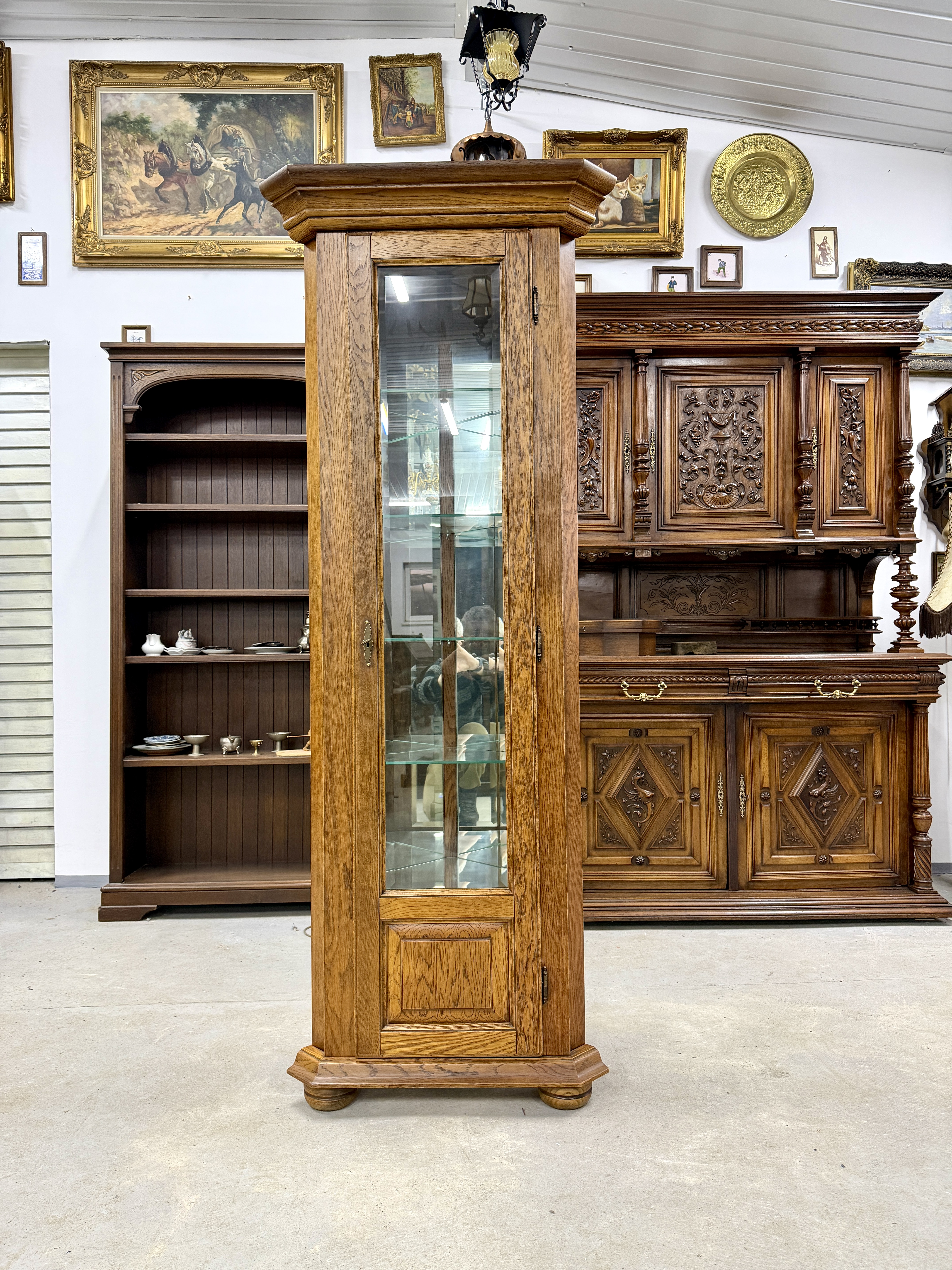 Елегантна кутова вітрина