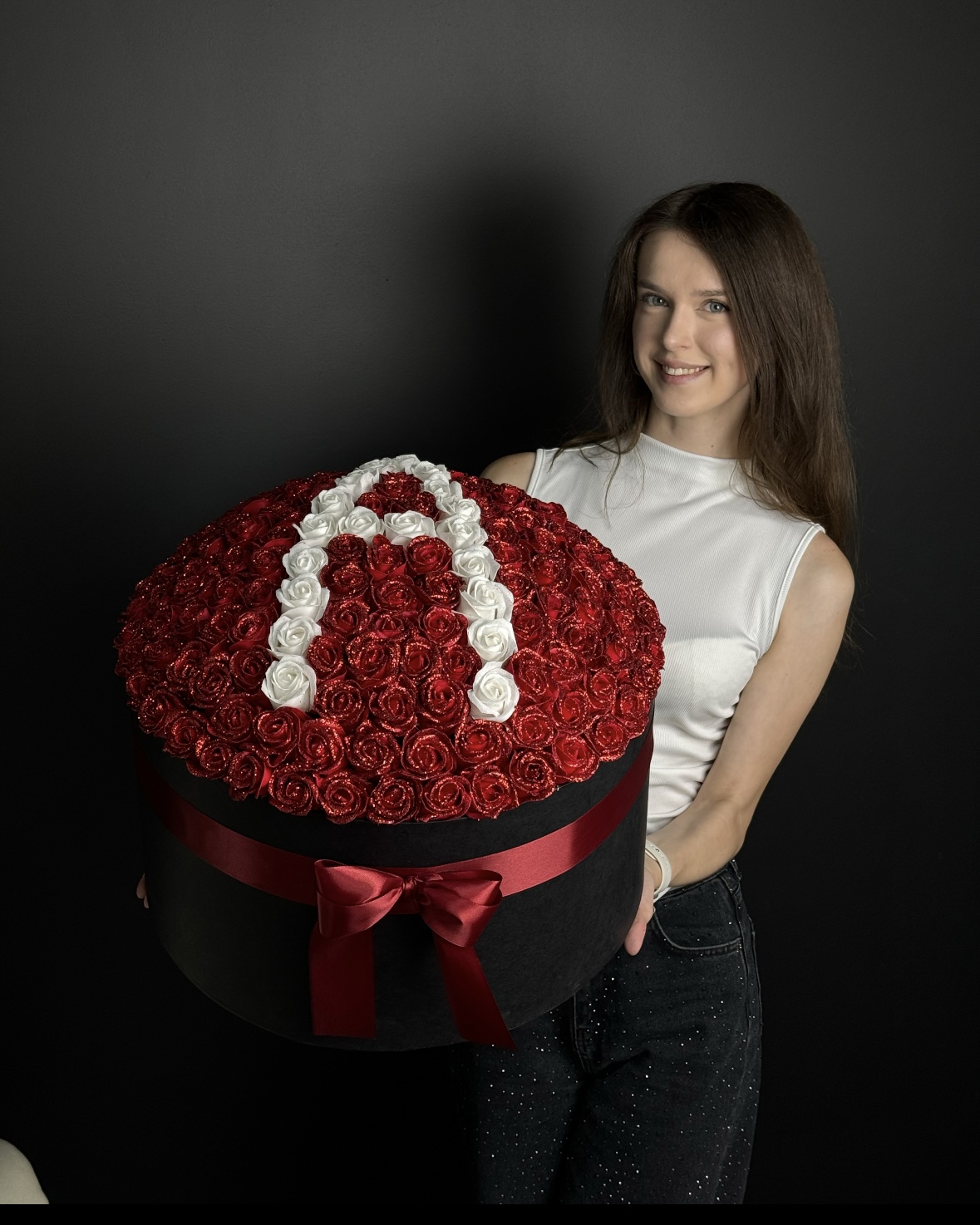 Композиція в шляпній коробці на 101 мильну троянду з блискітками