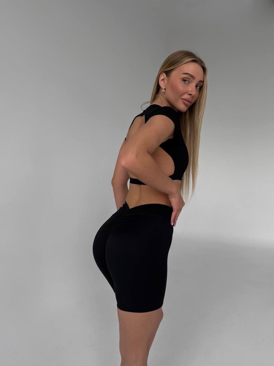 Вело-шорти з V-подібною збіркою  с PUSH-UP єфектом в чорному кольорі