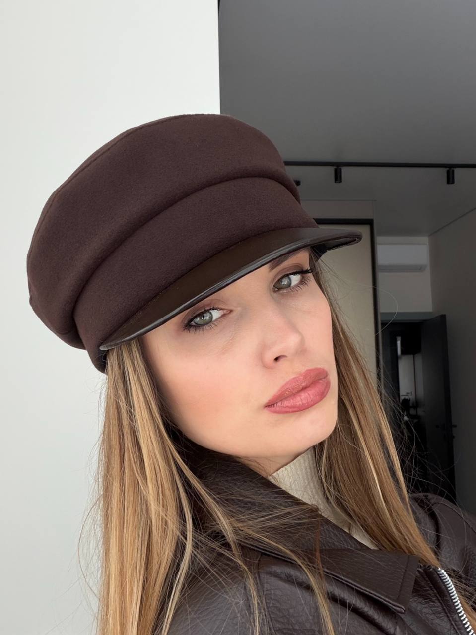 Картуз з вовни з лаковим козирком