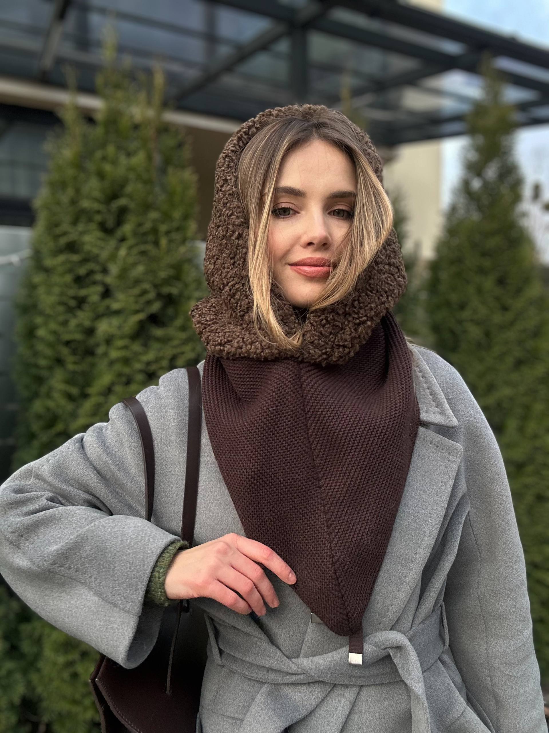 Капор букле на флісі з завʼязками шоколадний