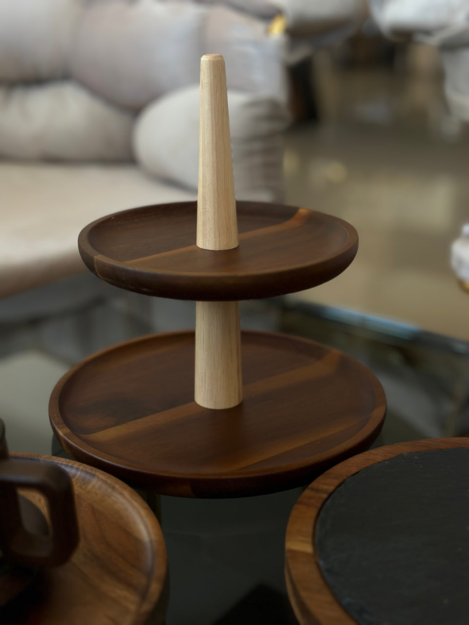 Двоярусна дерев'яна підставка для десертів