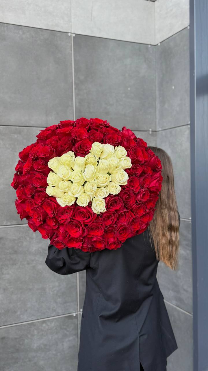 101 троянда із серцем із білих троянд