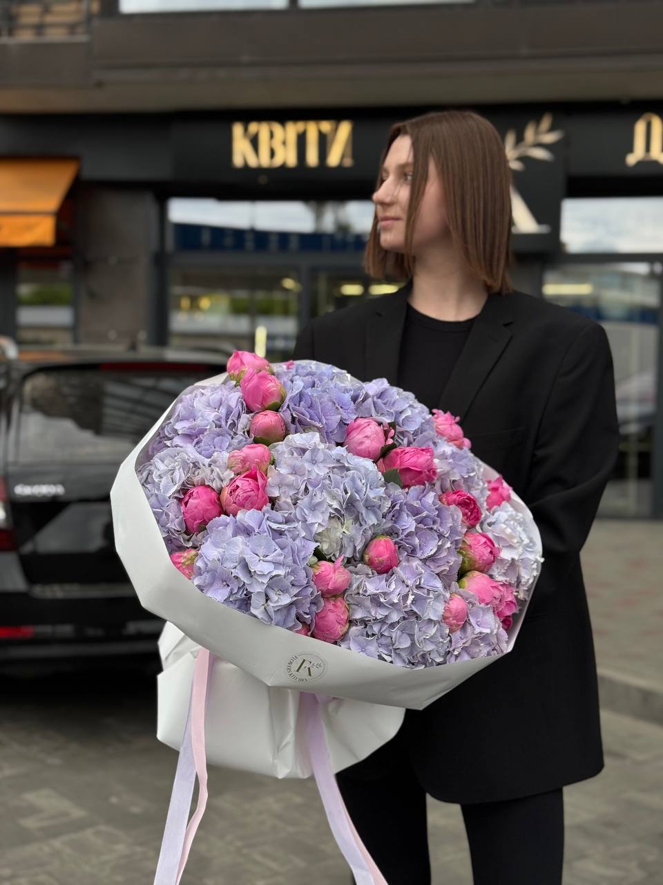 Лілово-рожевий мікс гортензій з півоніями