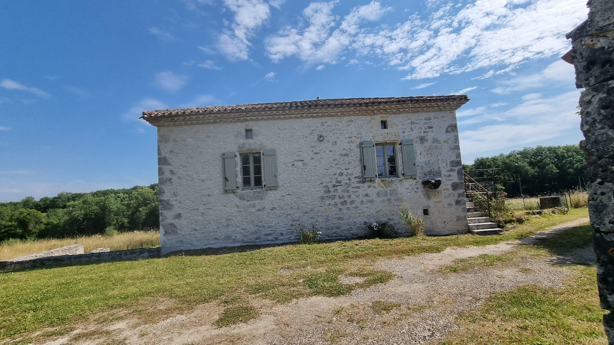 La petite maison dans la prairie avec ses dépendances au milieu des prairies