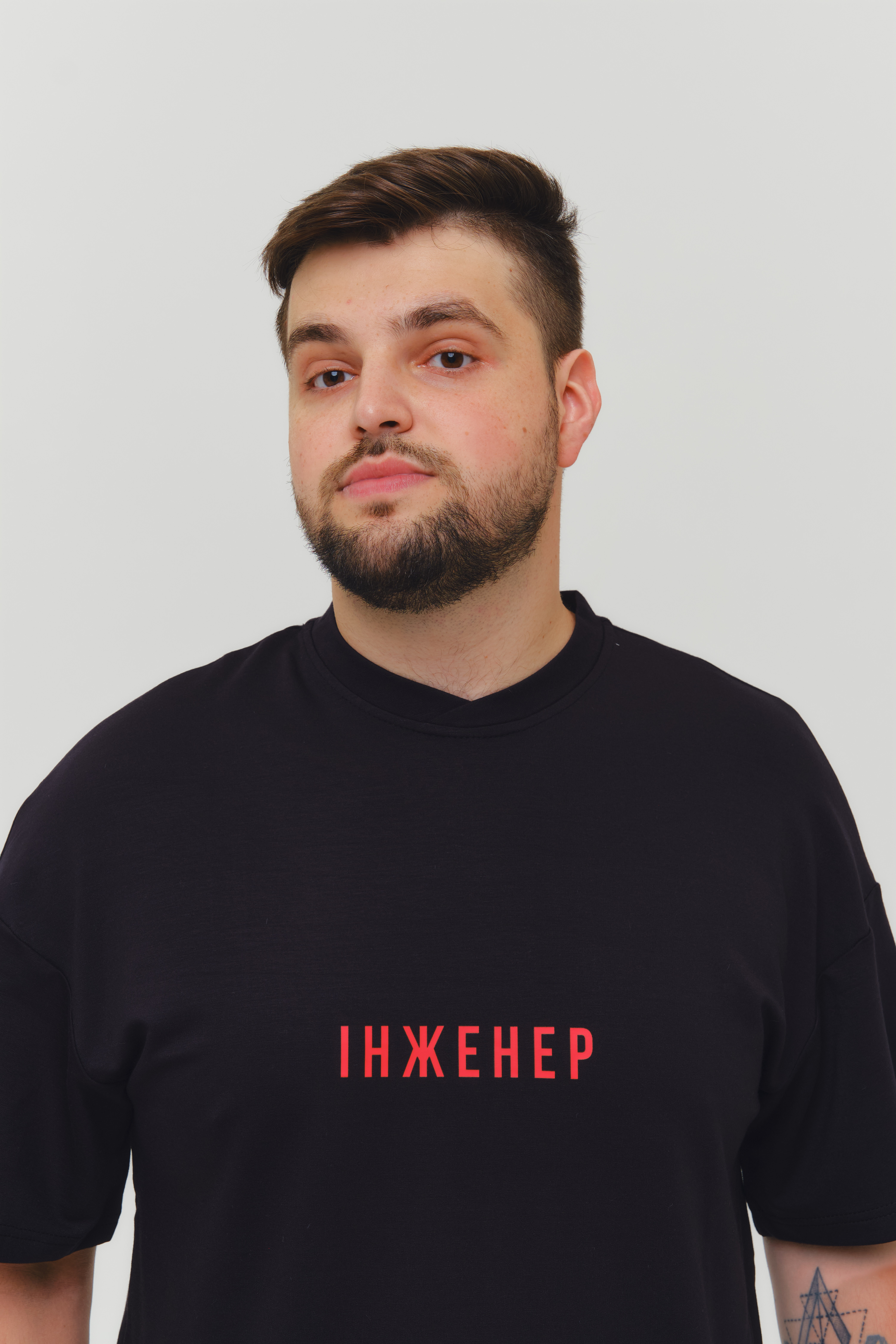 Інженер на грудях