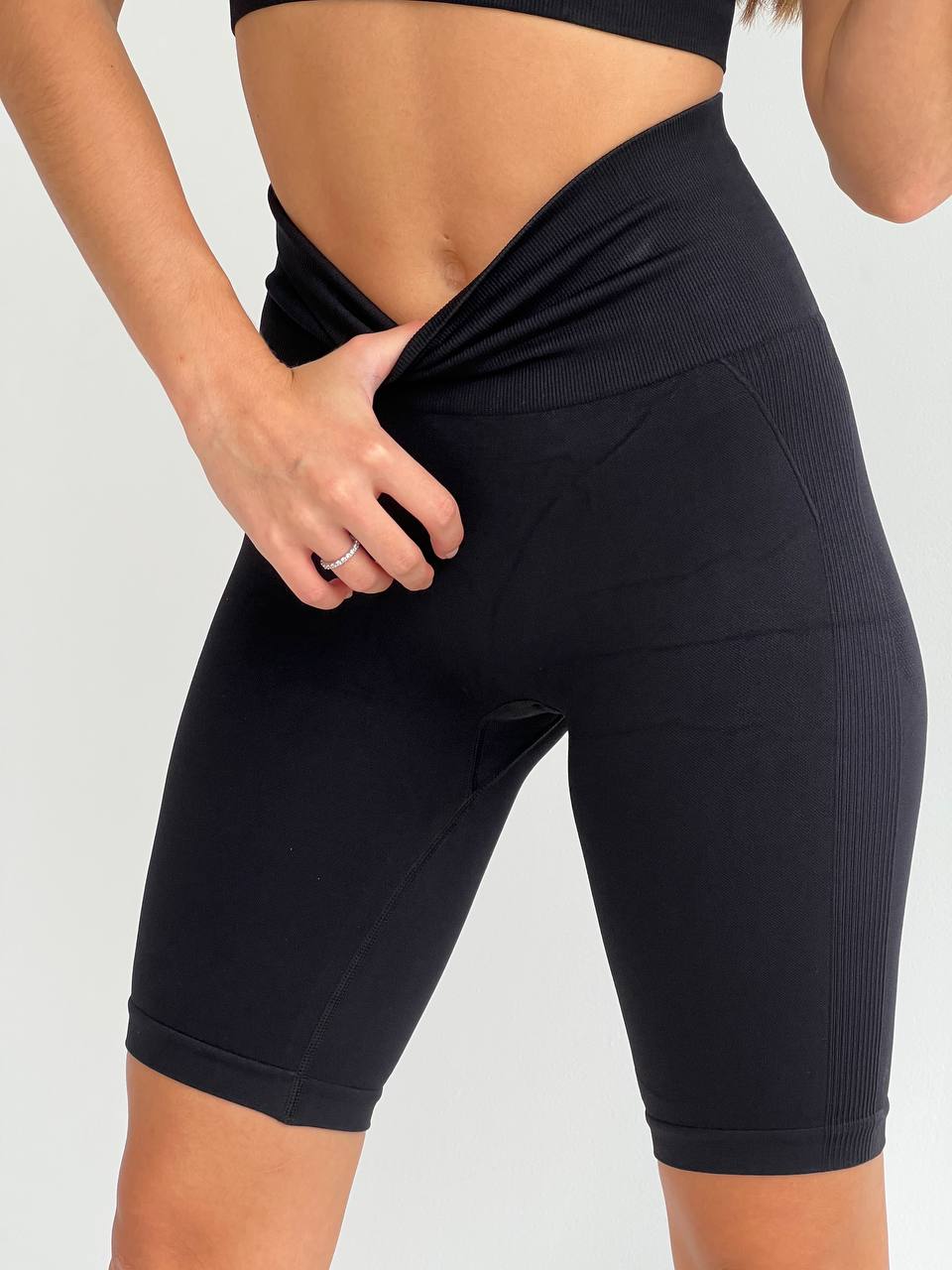 Фітнес велосипедки в чорному кольорі пушап