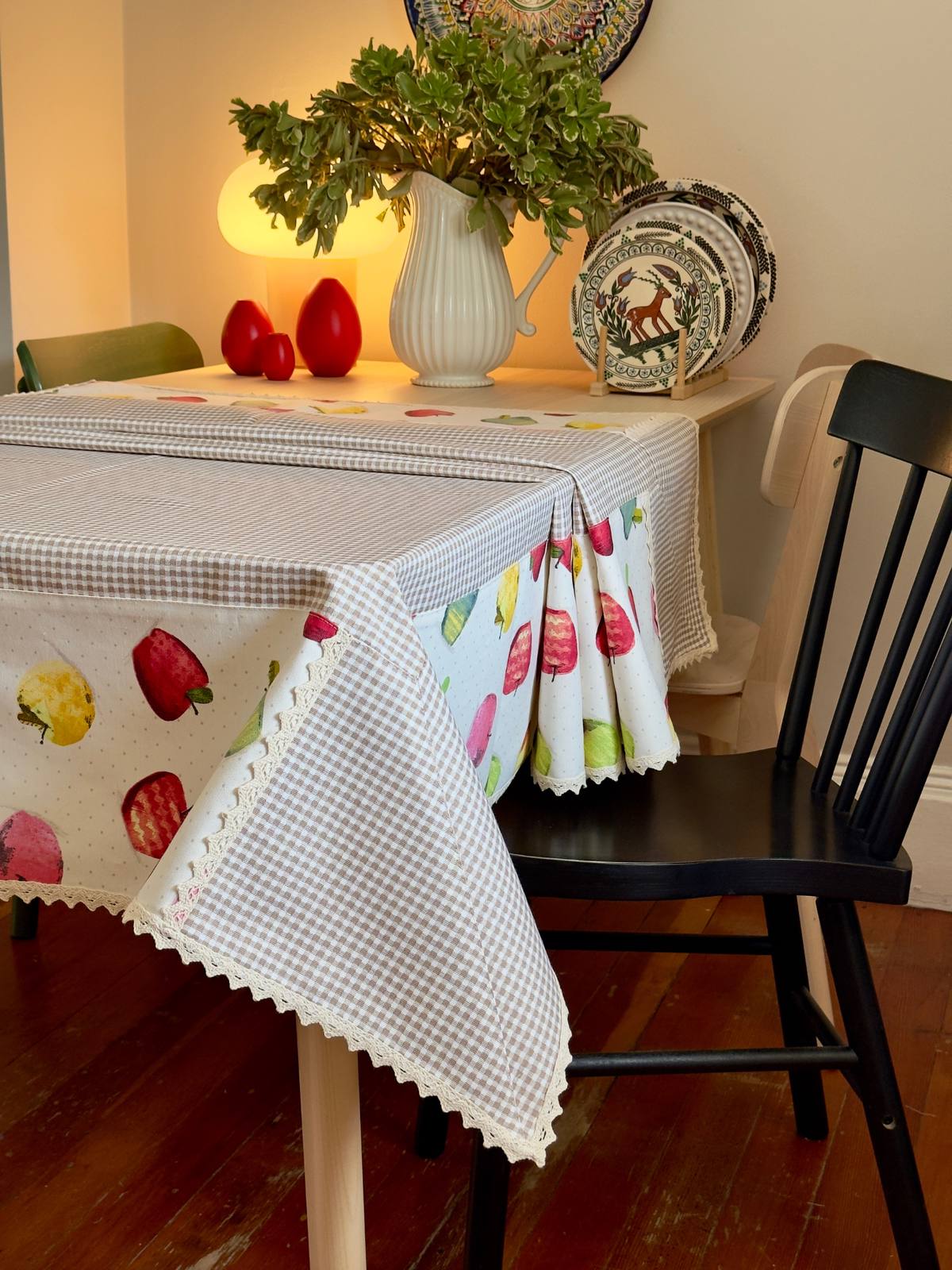 Tablecloth with apples
