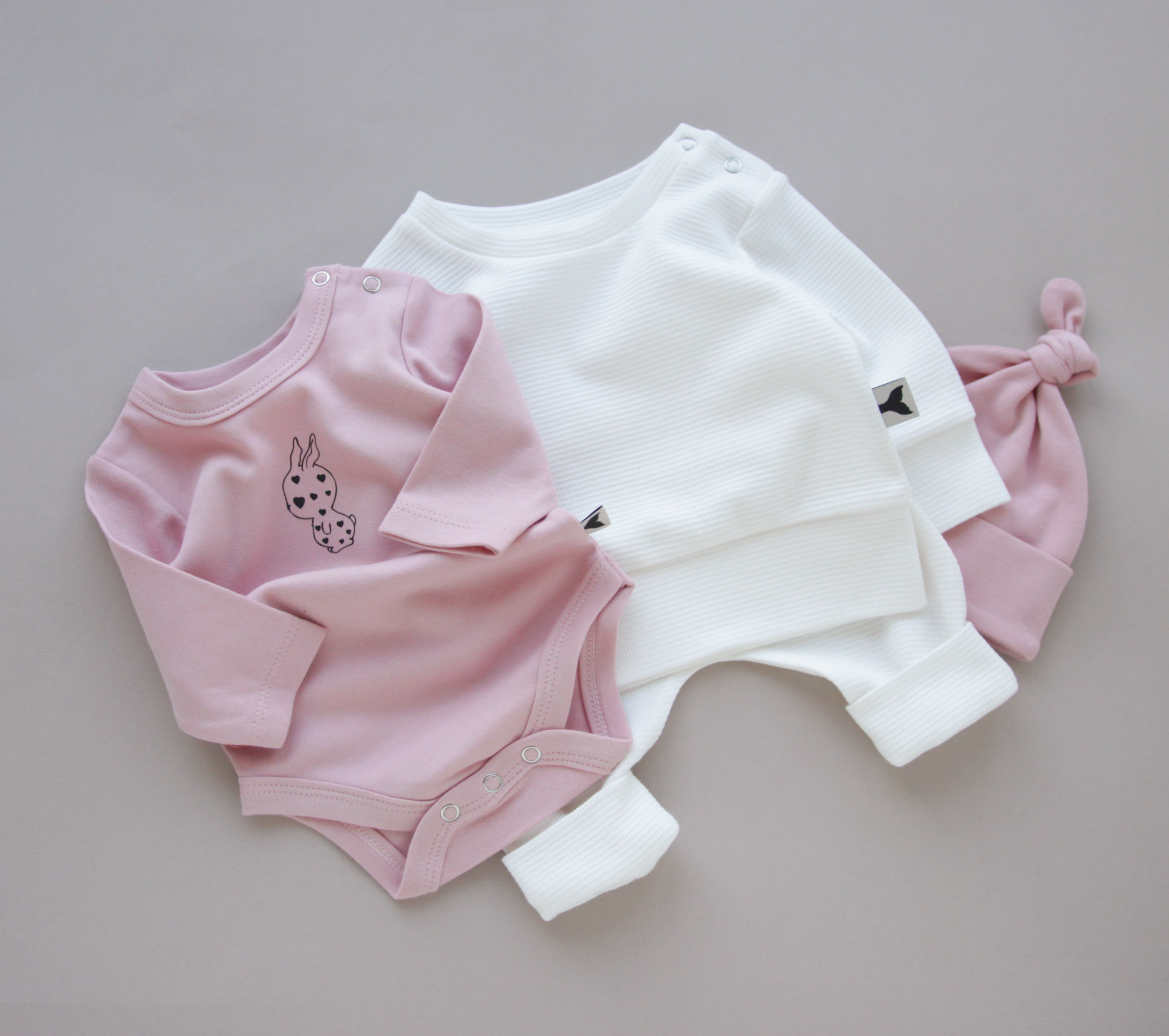 Комплект костюмчик у вафельку білий, бодік та шапочка