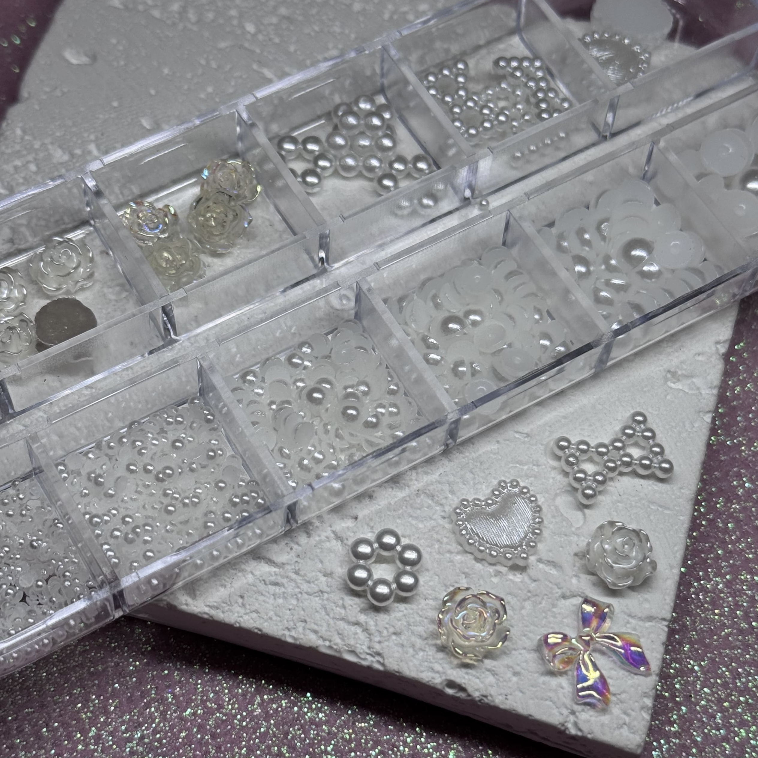 Набір білого декору для нігтів у боксі на 12 комірок