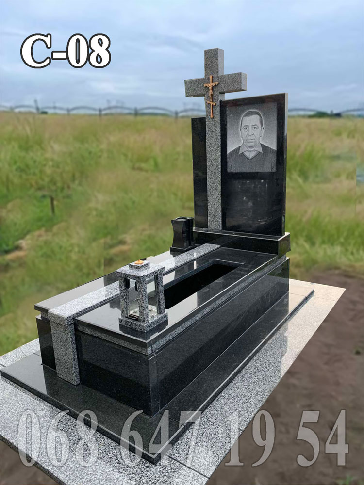 Пам’ятник С-08 з сірим хрестом, два ряди плитки