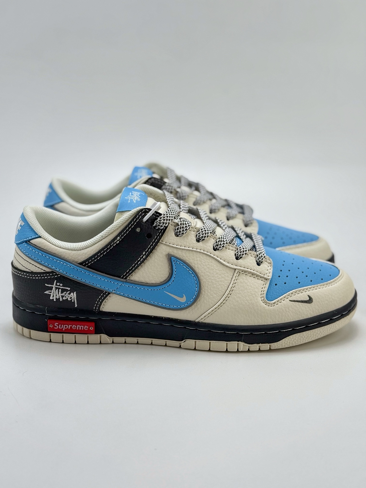 Nike SB Dunk Low x Supreme HD2258-821