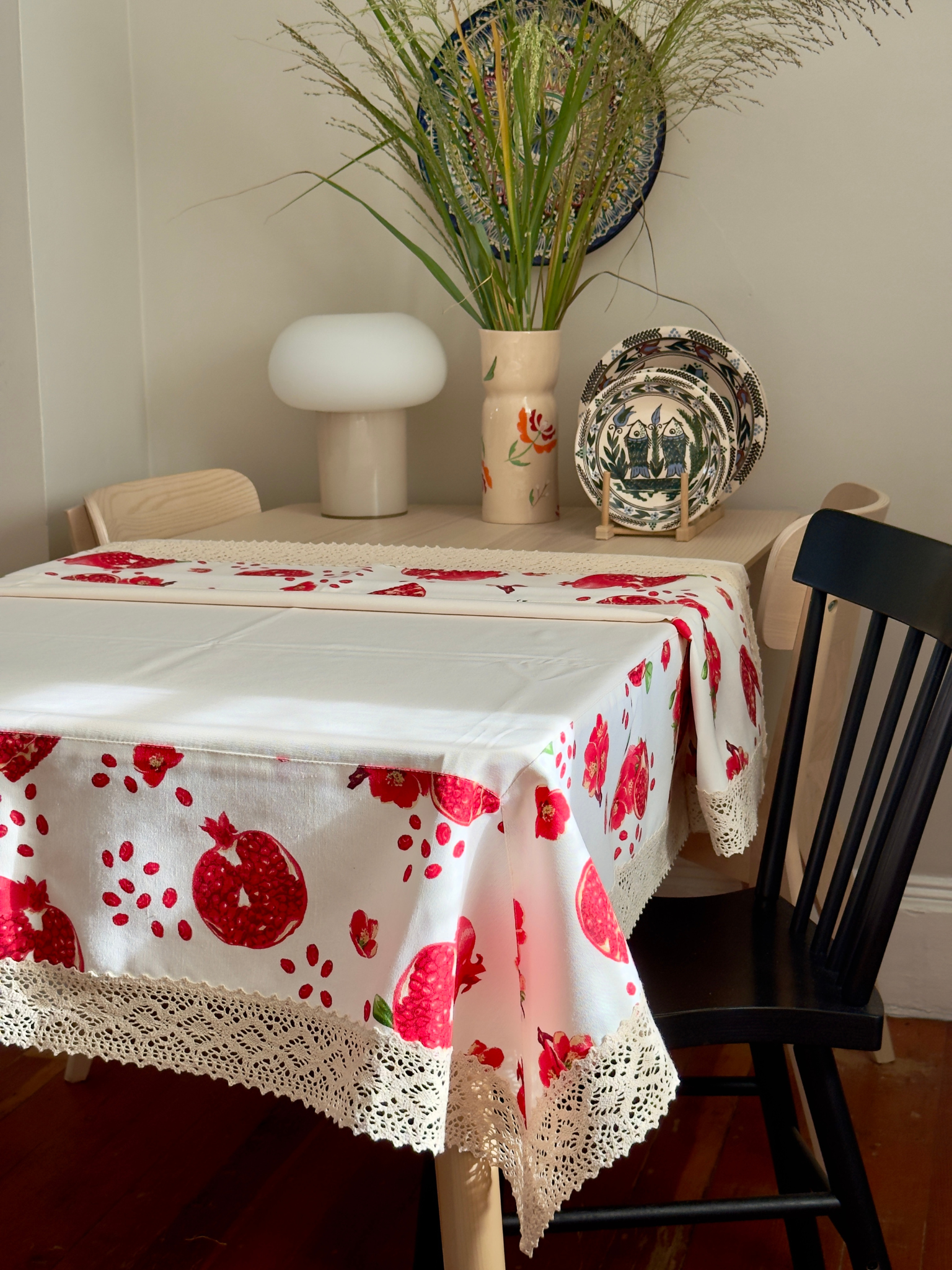 Tablecloth Garnets with wide lace