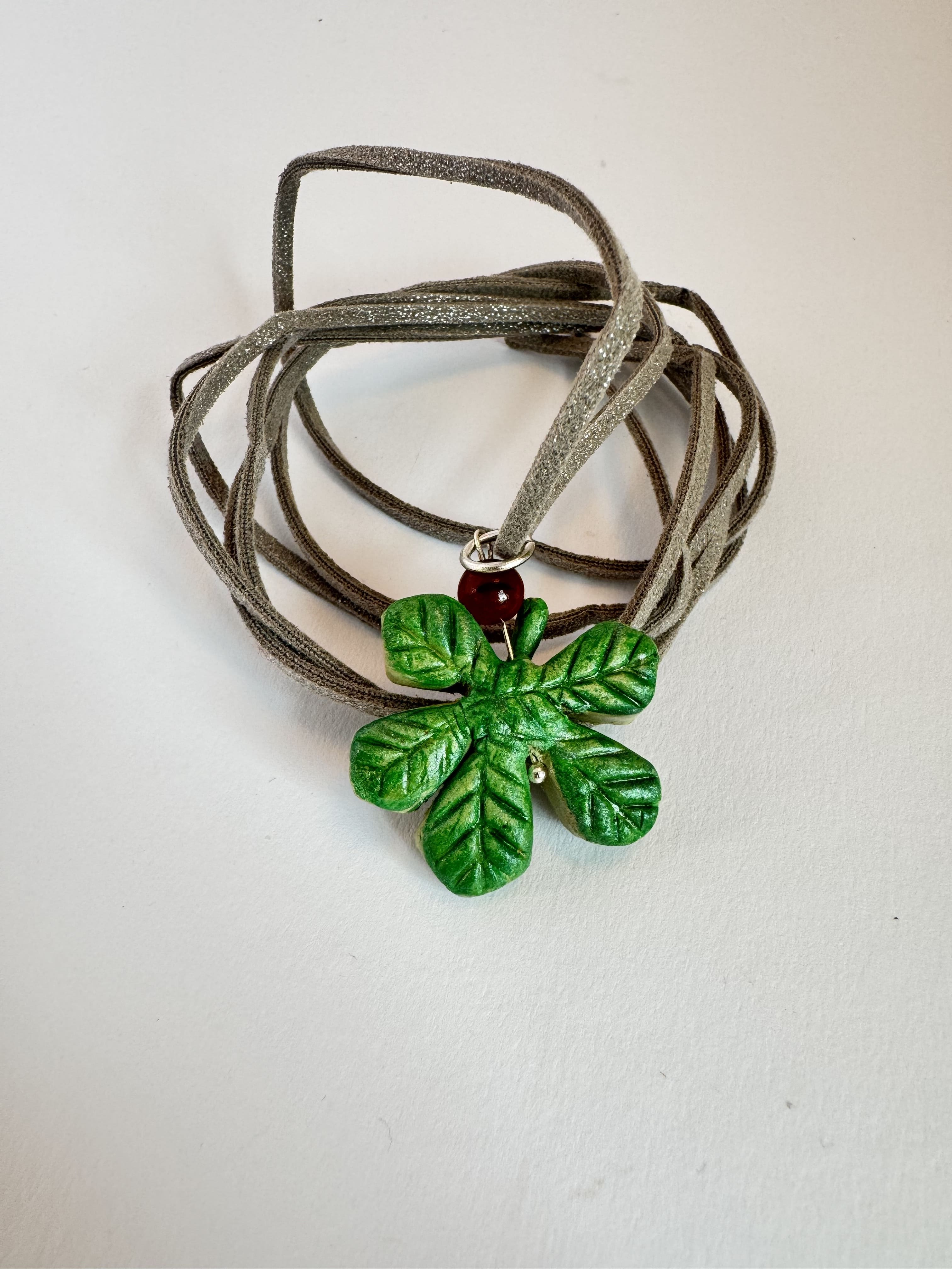 Кулон - каштановий листок з глини