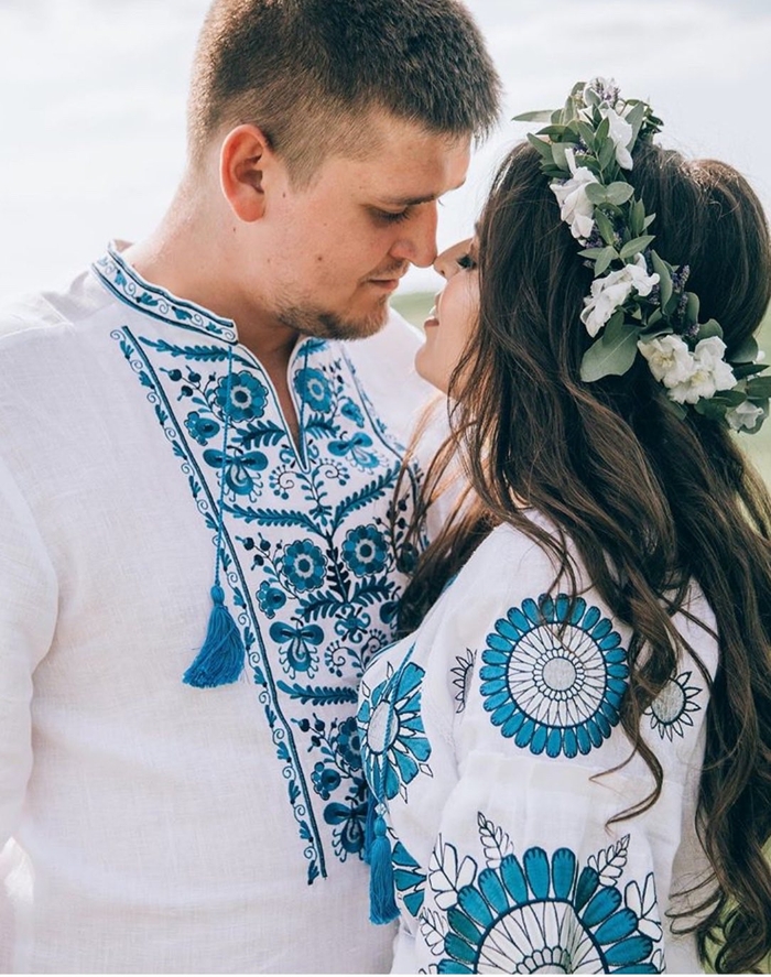 Сукня міді білого відтінку та чоловіча вишиванка