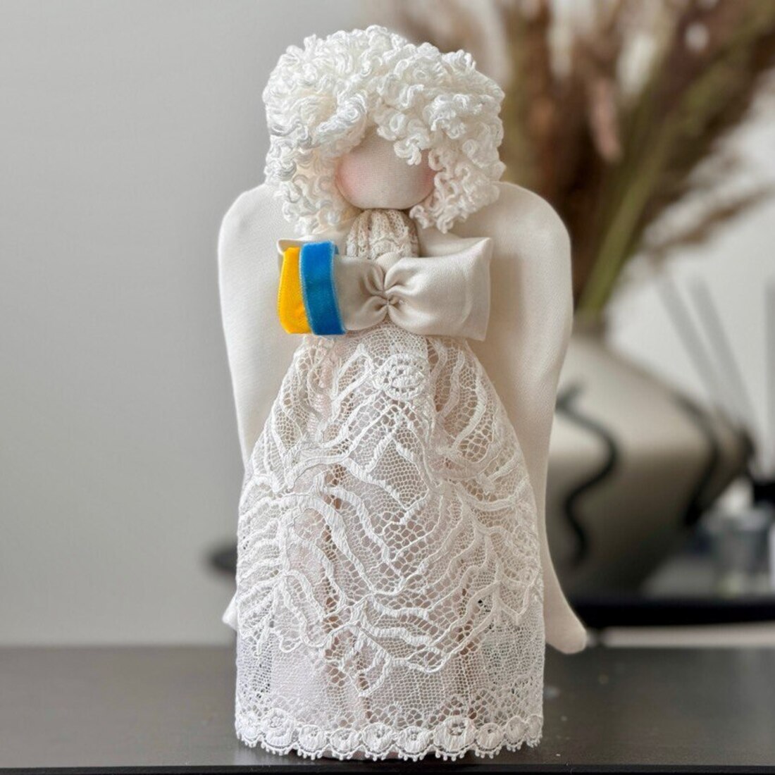 Лялька Янгол Охоронець Сім'ї та Дому оберіг з білого мережива з Українським прапором