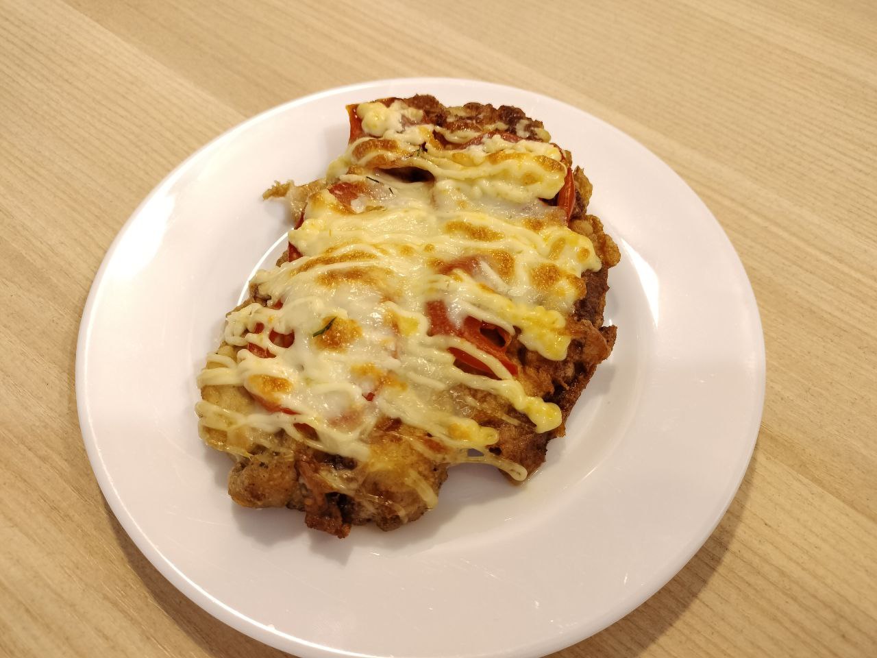 Відбивна зі свинини з помідором та сиром