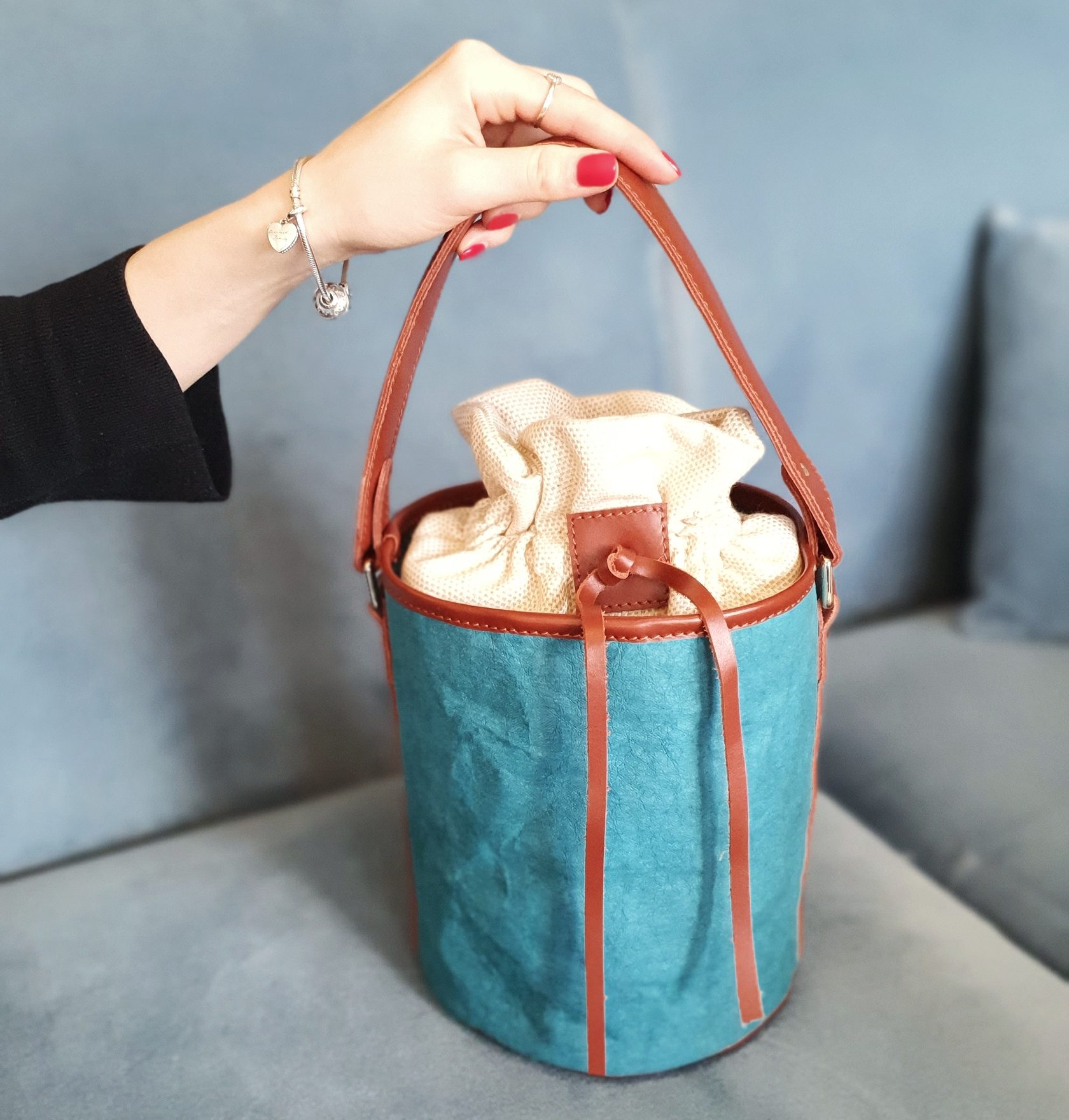 Bucketbag Turquoise + Deep Red