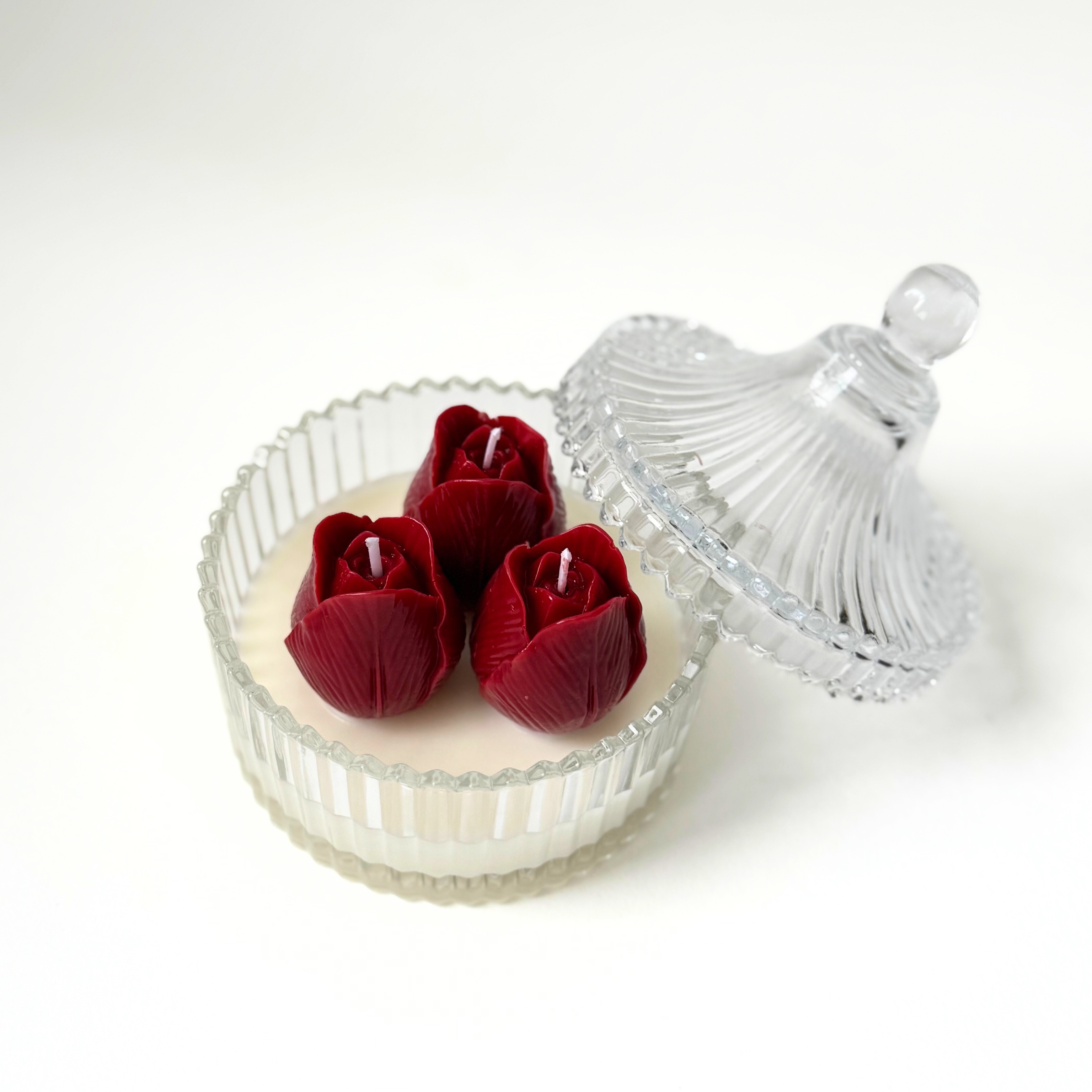 Свічка з восковими квітами в склі