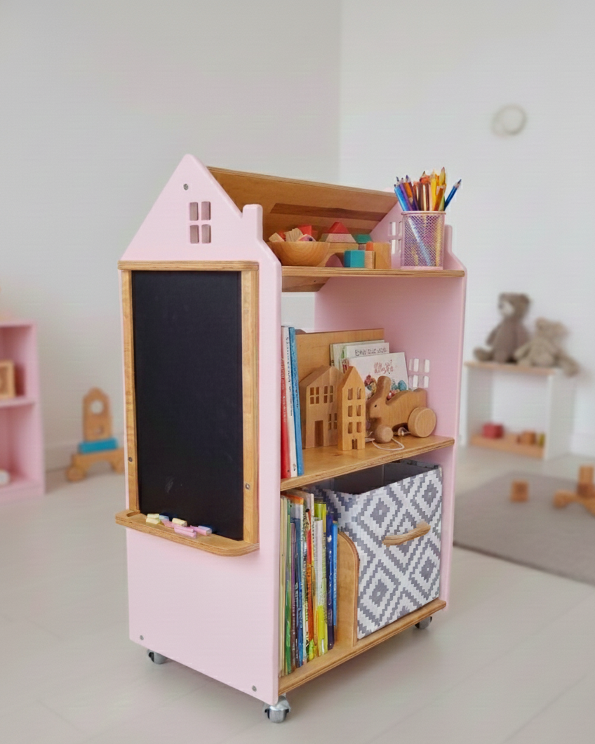 Дитячий стелаж дизайнерський Монтессорі для іграшок та книжок дерев'яний з грифельною дошкою на коліщатках Хмарочос - Рожевий/лаковий