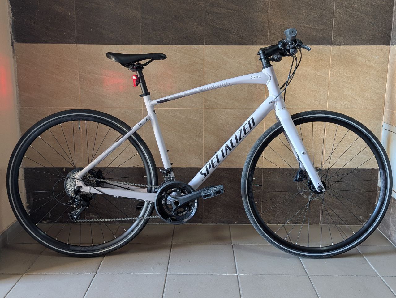 Specialized Sirrus 3.0 — гібридний велосипед (28″, карбонова вилка)
