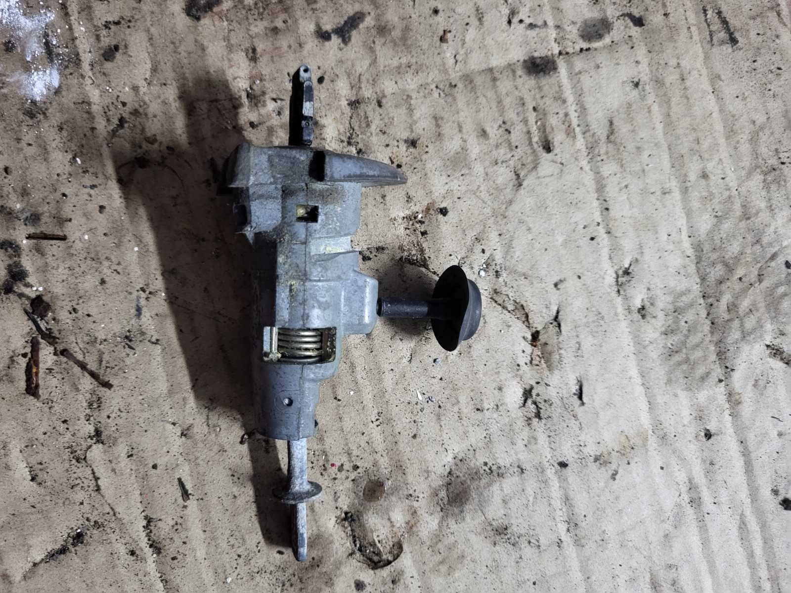 Личинка дверей з ключем Passat B6