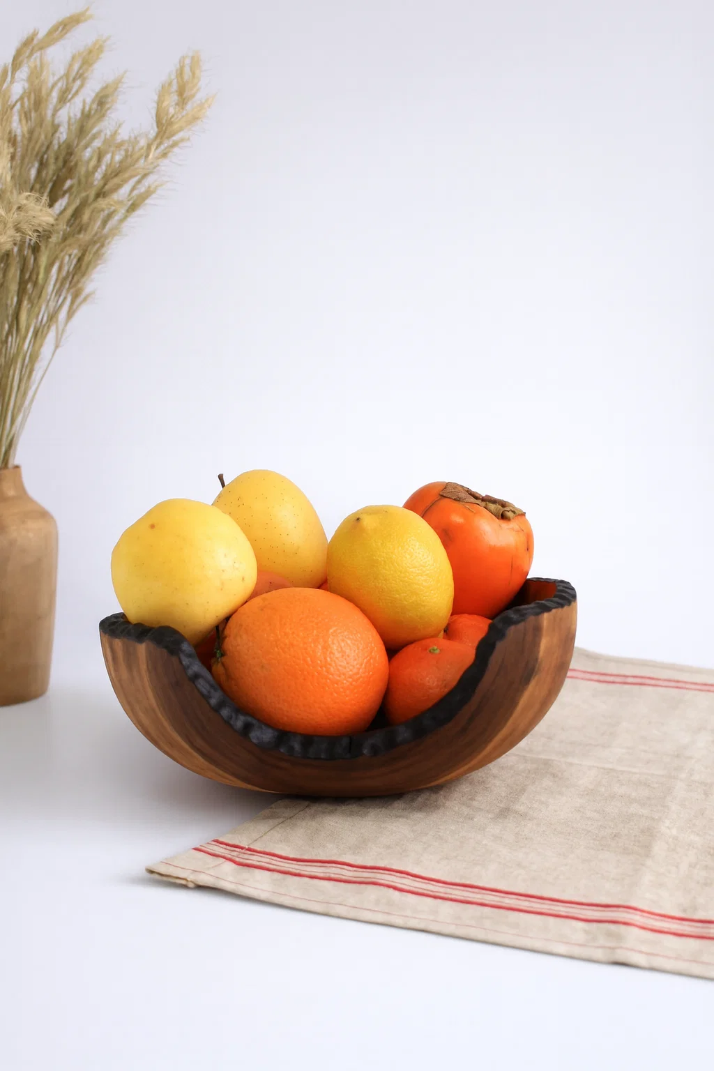 Дерев'яна фруктовниця з горіха