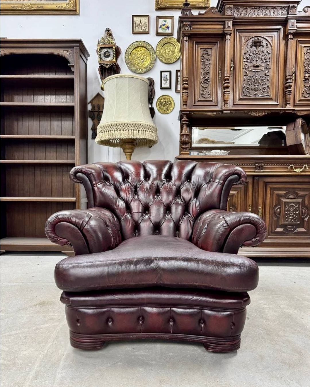 Бордове крісло Честерфілд