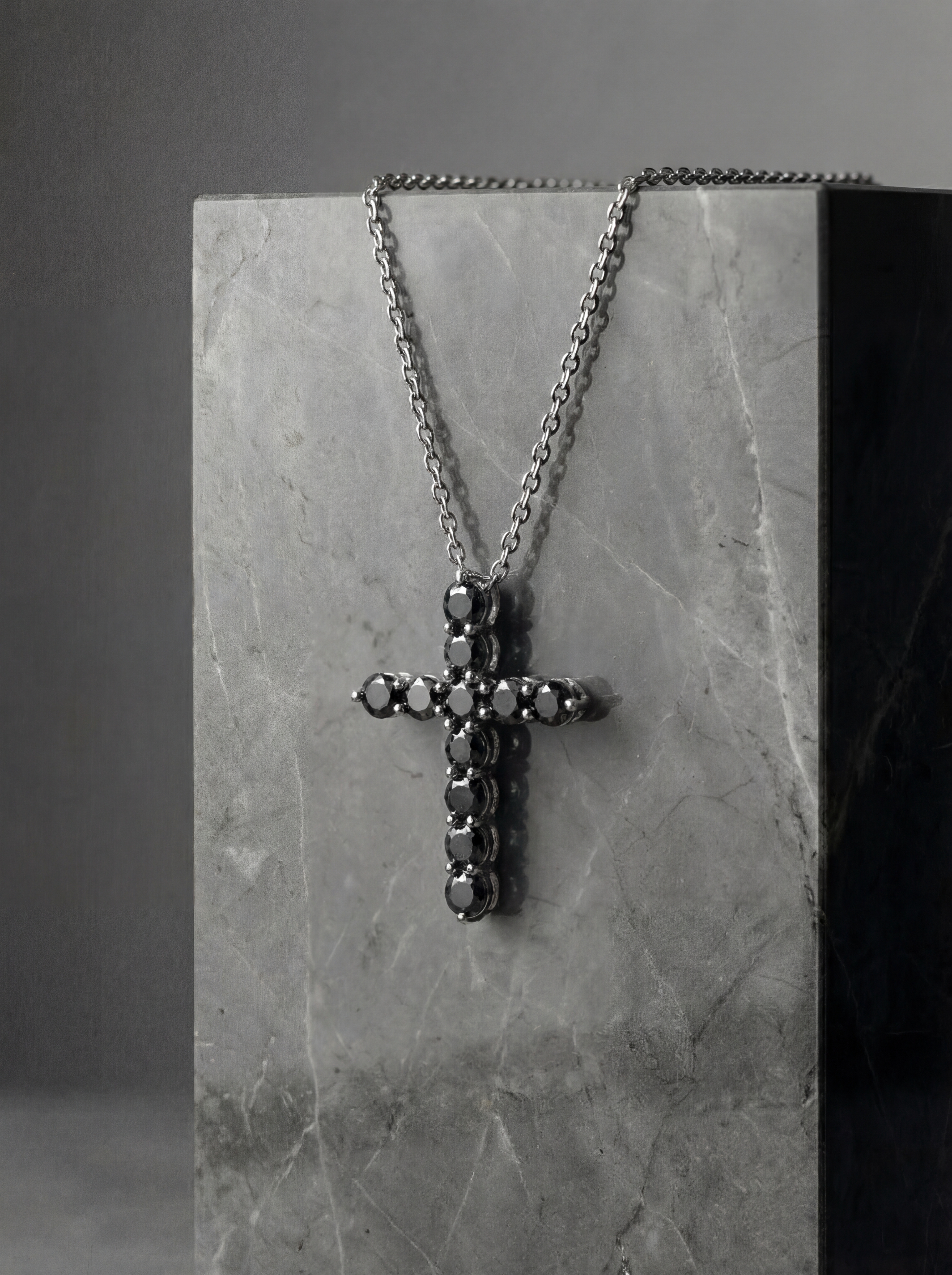 Хрестик 2,3 см на ланцюжку з чорними фіанітами