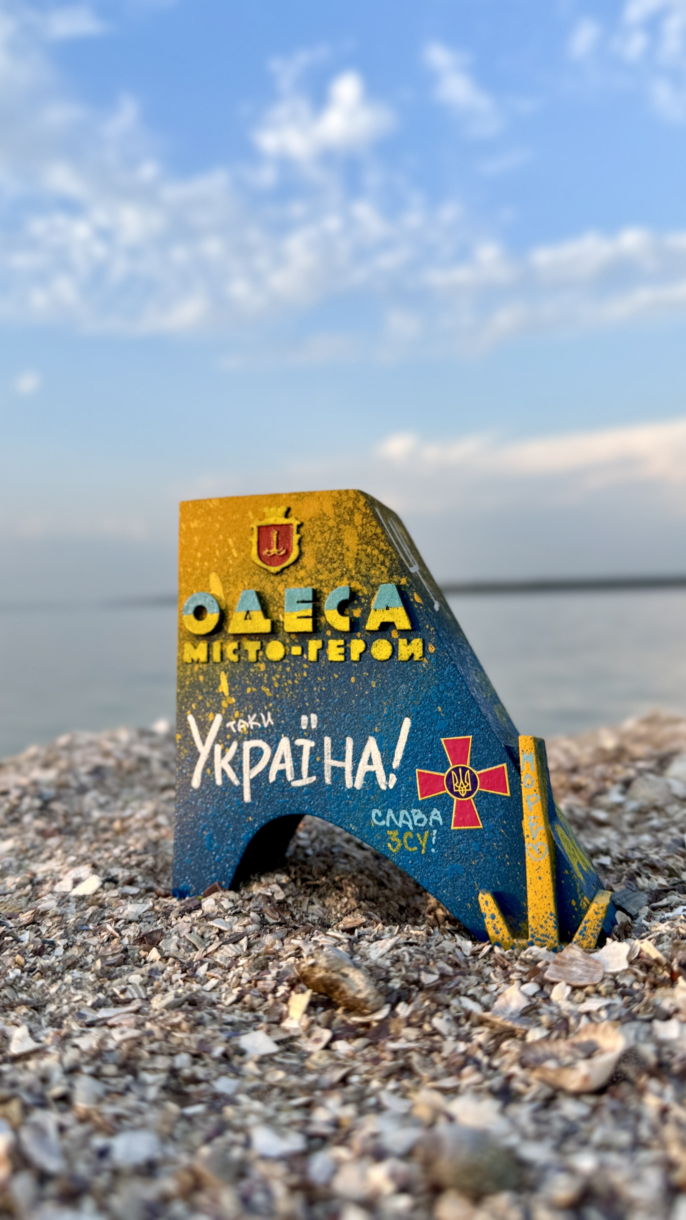 стела міста Одеса в граффіті (синьо-жовта)