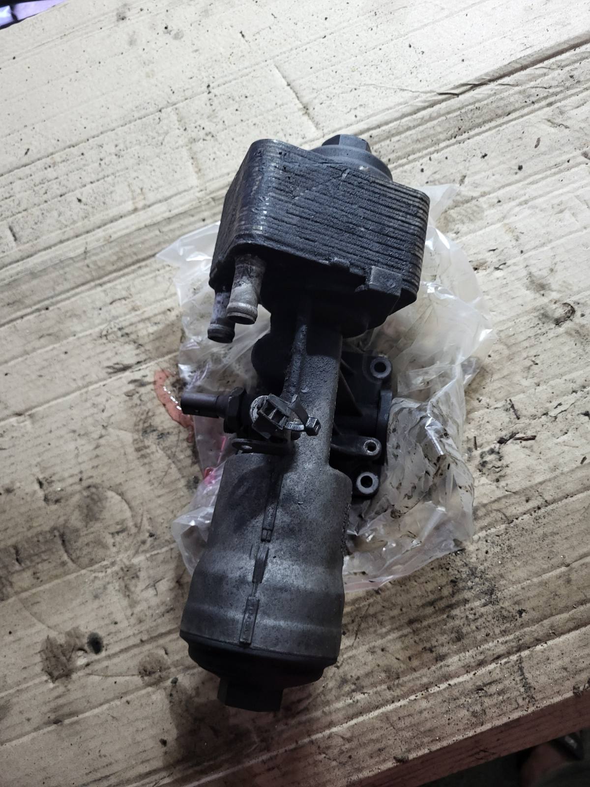 Корпус масляного фільтра Passat B6 2.0 BMP