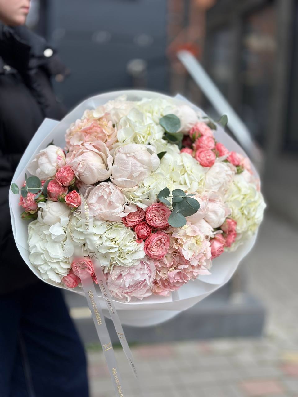 Ніжне поєднання гортензій, кущових троянд, евклаліпту та розкішних півоній