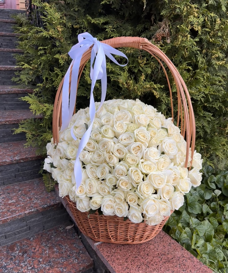 Композиція в корзині з 201 білої троянди