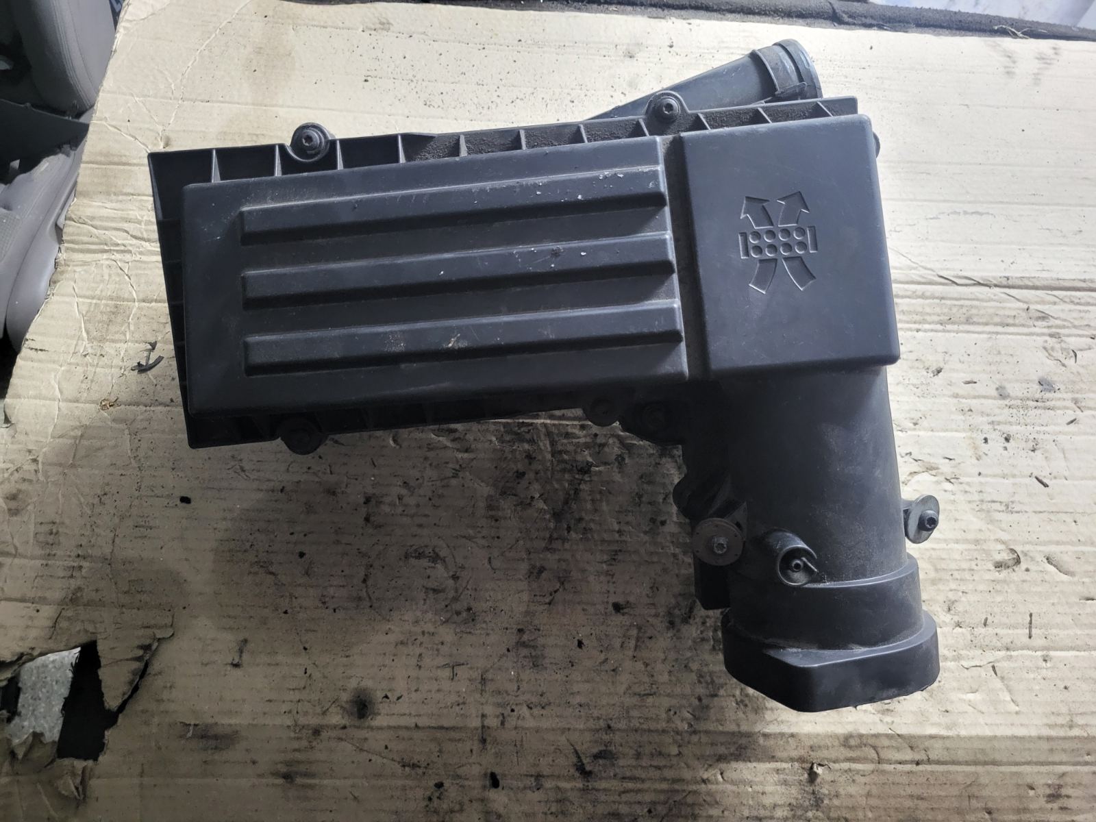 Корпус повітряного фільтра Passat B6 2.0 BMP