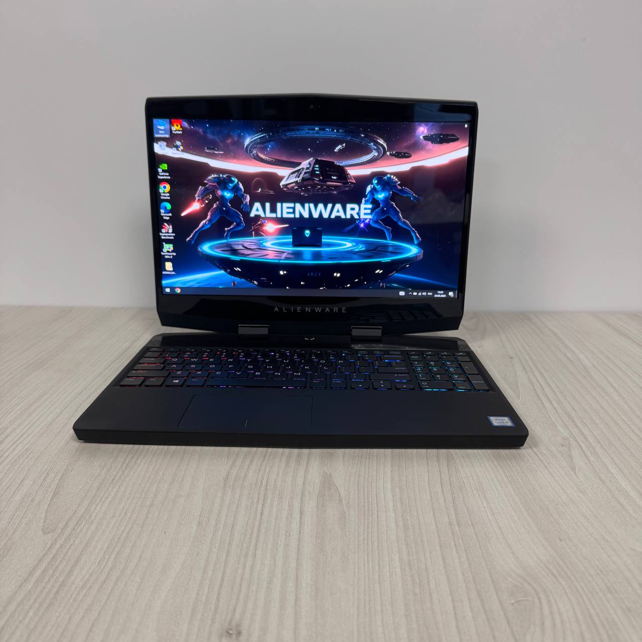 Dell Alienware m15   Core i9-8950HK 4K UHD OLED