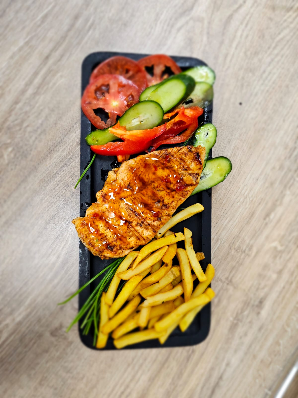 Grilowany kurczak z frytkami