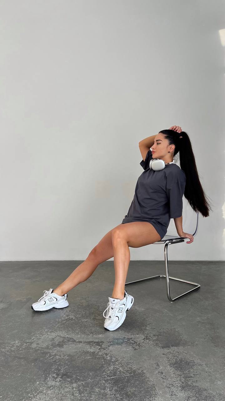 Футболка в кольорі сірий - грі якісна фурнітура 90 % бавовна