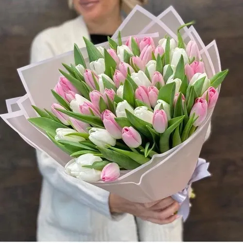 Букет з 51 білого та рожевого тюльпана