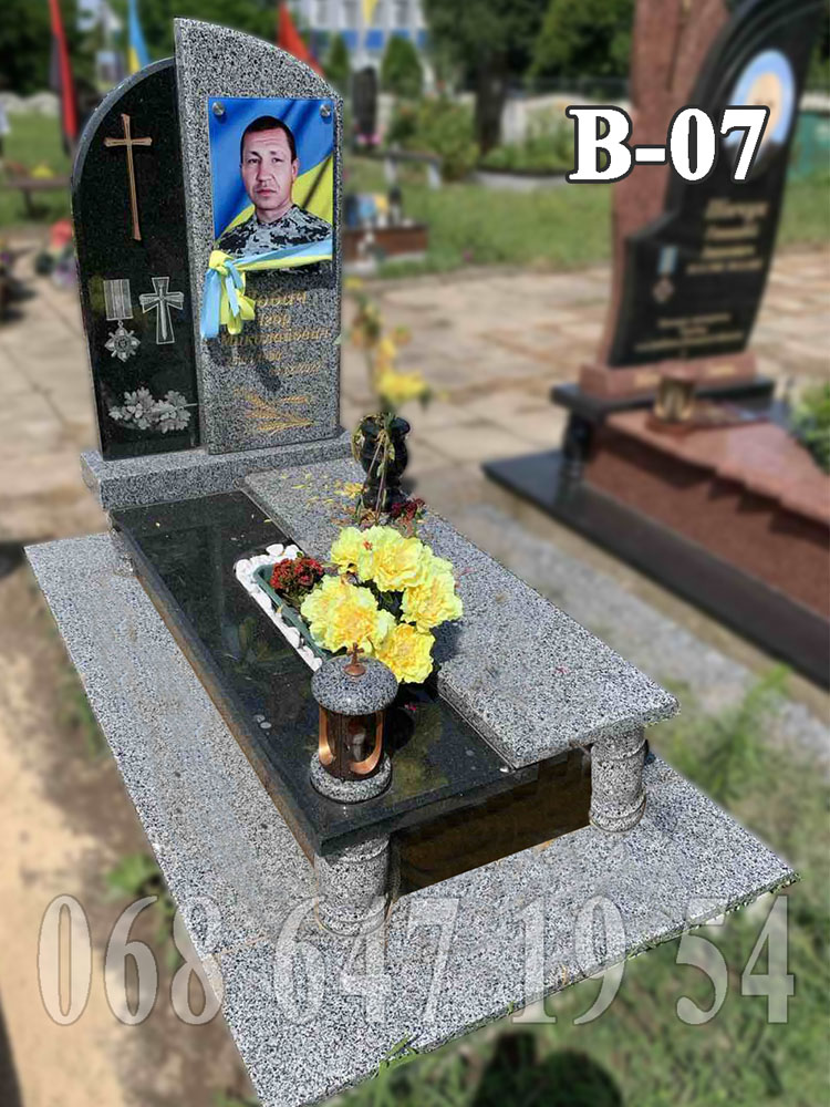 Пам'ятник В-07 з покостівки та габра з фотосклом та золотими написами
