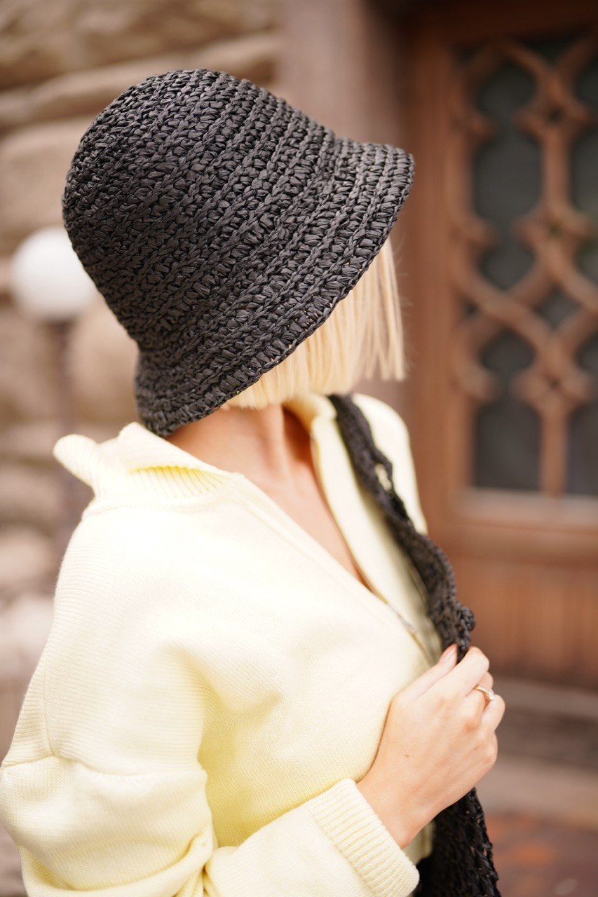 Панама з невеликим полем чорна