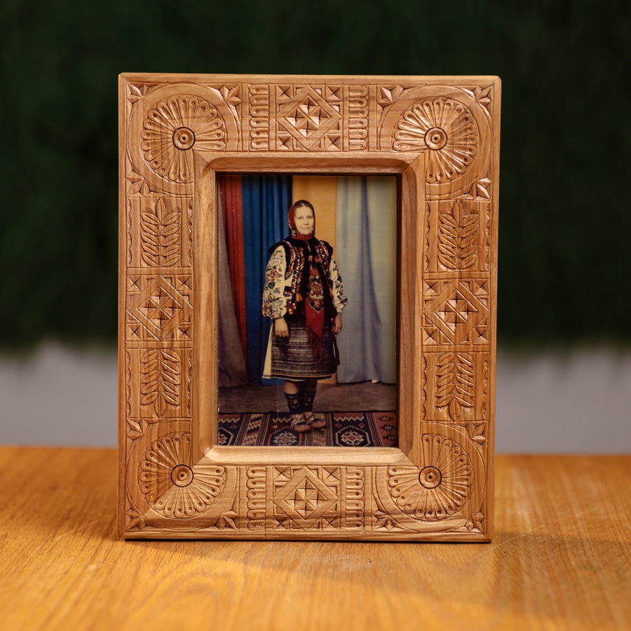 Різьблена рамка 