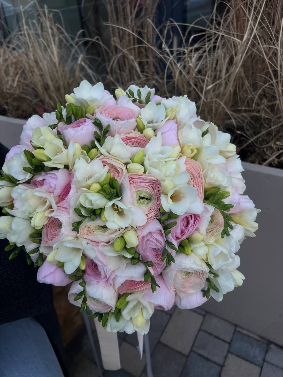 Розкішні ранункулюси доповнені фрезією