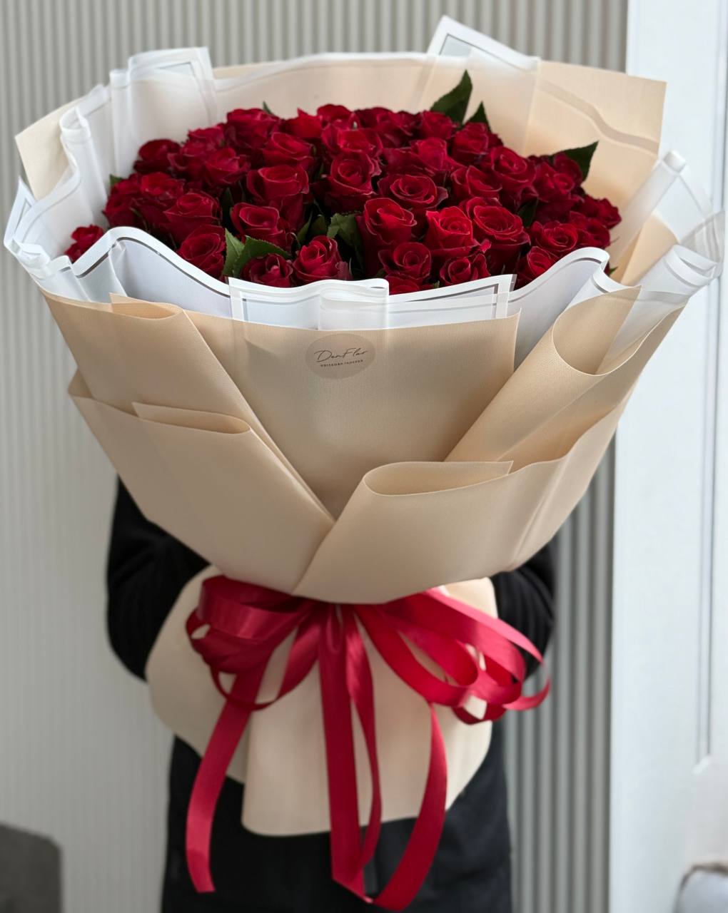 Об'ємний букет імпортних троянд у пишному пакуванні