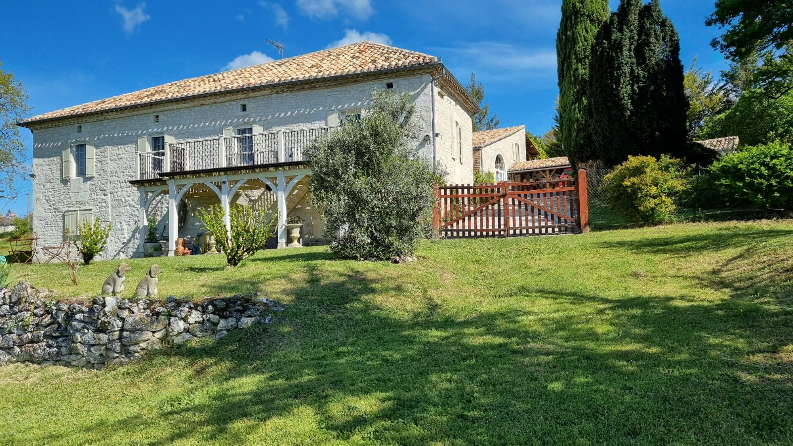 Charmante propriété remplie d'histoire sur les hauteurs d'un hameau du Quercy
