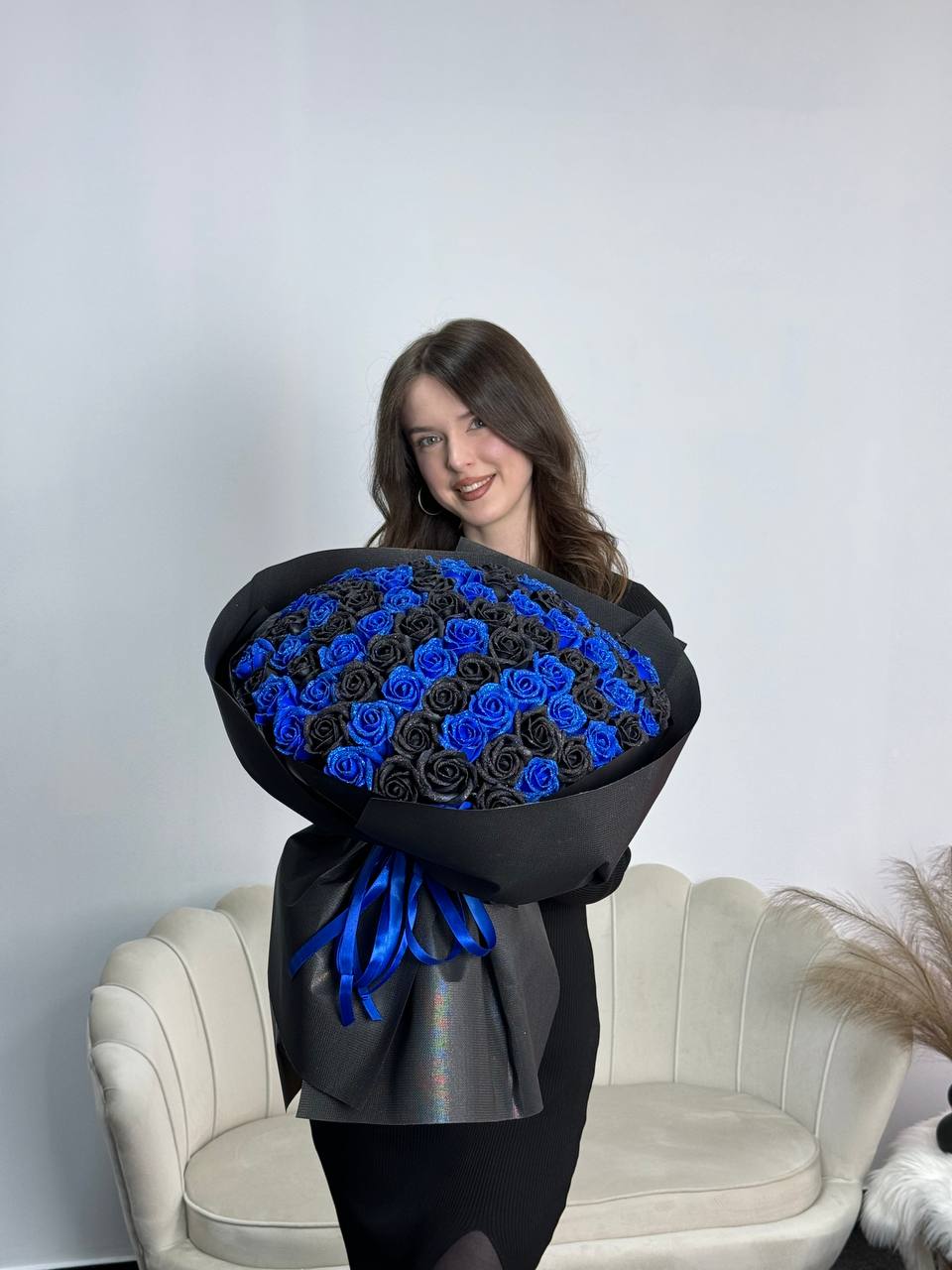 Синій з чорним на 101 троянду з блискітками🖤