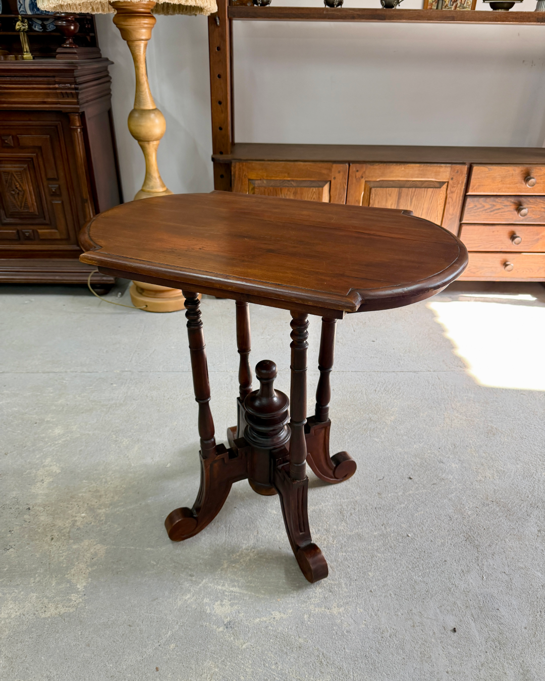 Елегантна дубова консоль