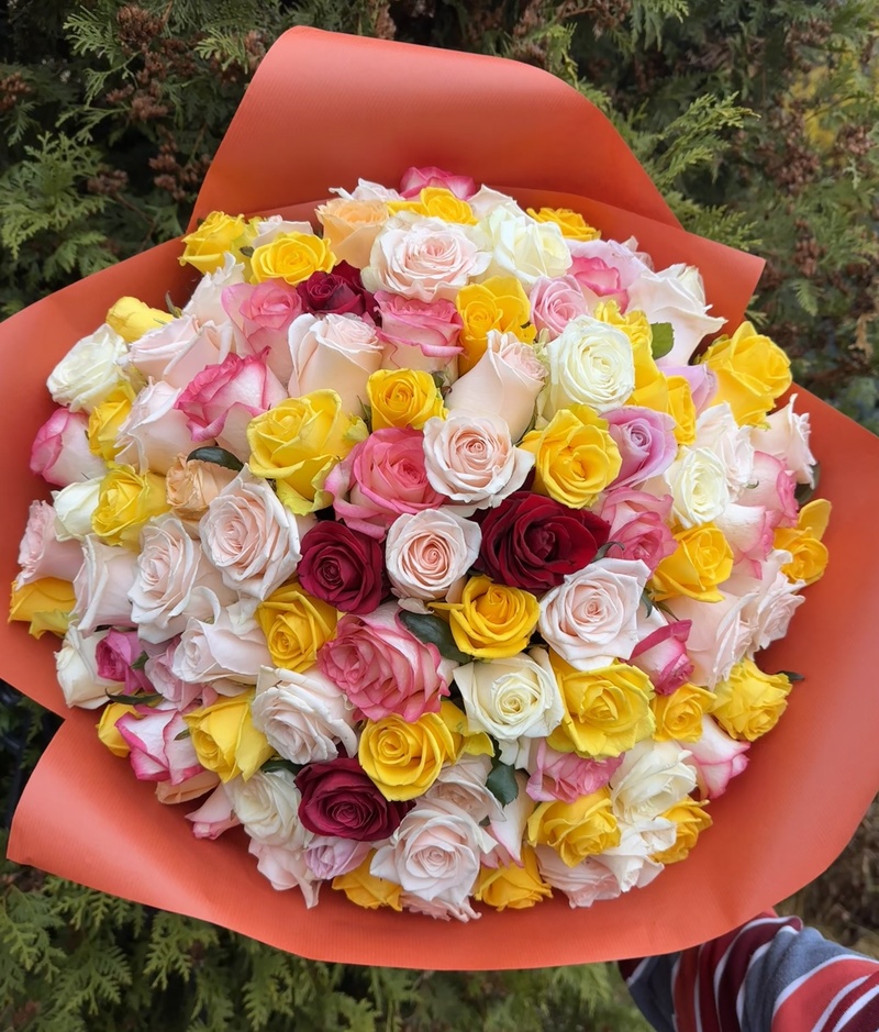 Букет з 101 різнокольорової троянди