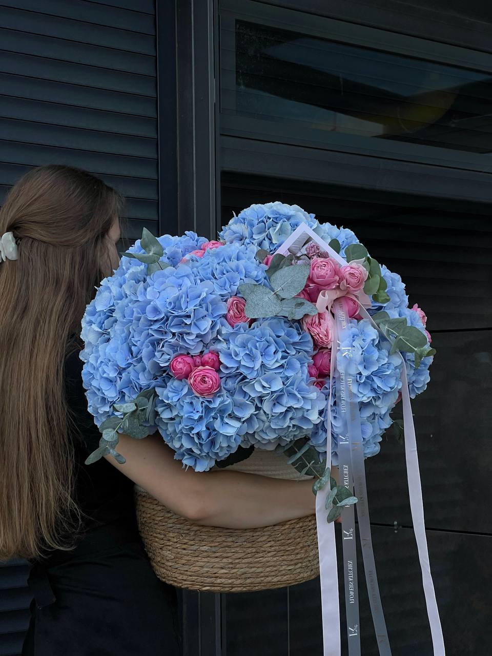 Блакитні гортензії у поєднанні з кущовою трояндою